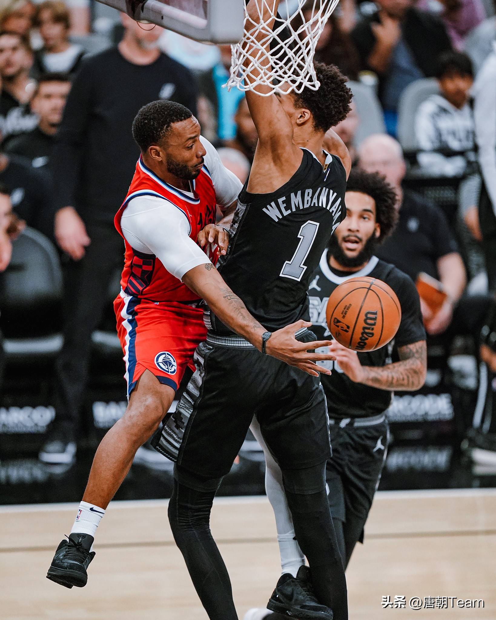 开云体育下载-快船鏖战马刺，塔图姆统治全场